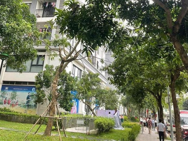 Hà Nội: Bé trai 5 tuổi rơi từ tầng cao xuống đất tử vong