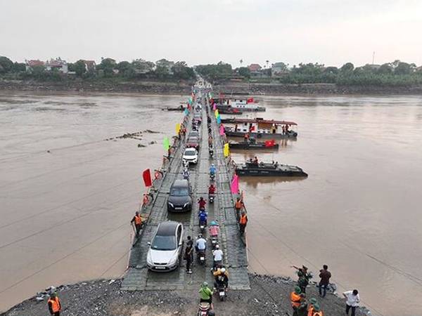 Người dân Phú Thọ 'nhộn nhịp' đi qua cầu phao Phong Châu ngày đầu thông xe