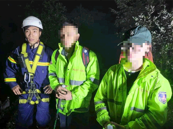 Giải cứu hai du khách đi lạc trên đỉnh Langbiang trong chiều mưa gió