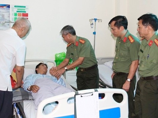Một thiếu úy công an bị đâm trọng thương