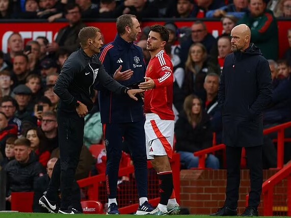 Tình huống 'khó đỡ' trên sân Old Trafford khiến Man United bị chê thay người cũng sai sót