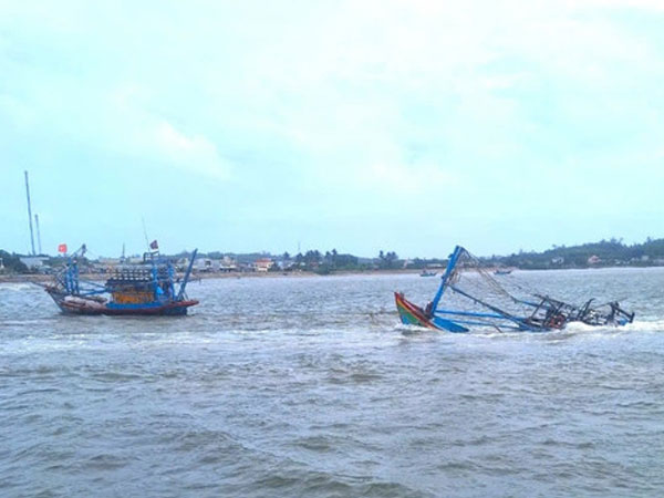 Xác minh việc tàu cá Quảng Ngãi bị tấn công, 10 ngư dân bị thương
