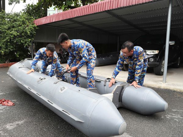 Đặc công 'người nhái' tới hiện trường vụ sập cầu Phong Châu