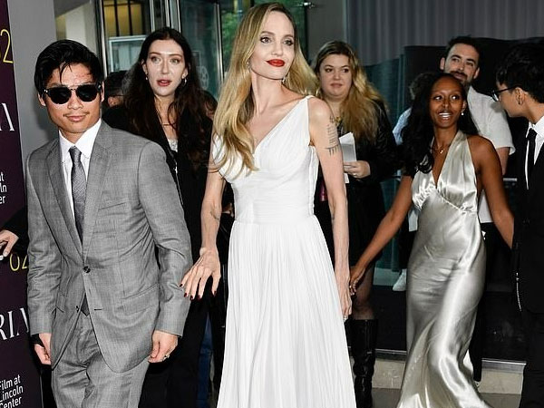 Pax Thiên tháp tùng Angelina Jolie