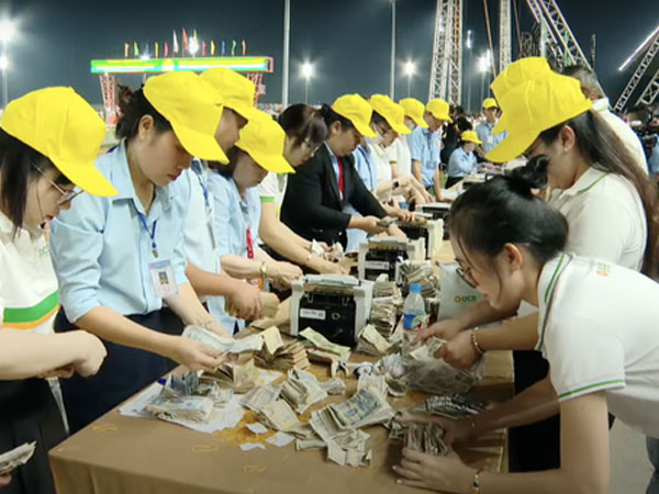 Công khai kiểm đếm tổng số tiền khán giả có mặt tại KDL Đại Nam quyên góp cho đồng bào vùng lũ: Con số đầy bất ngờ