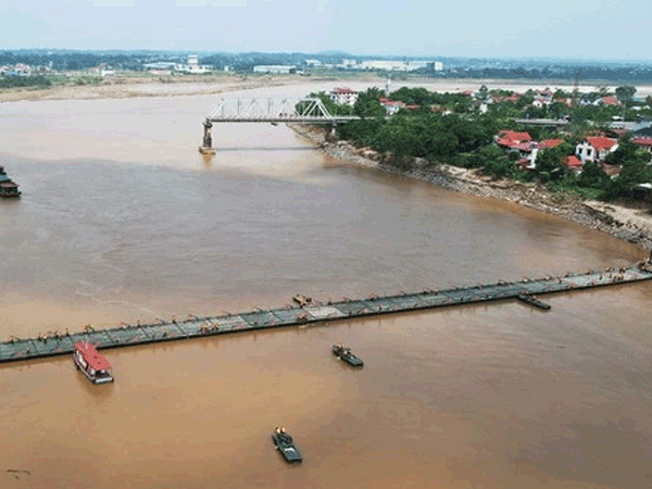 Bộ Quốc phòng điều 15 người nhái tinh nhuệ nhất tìm kiếm 4 nạn nhân vụ sập cầu Phong Châu