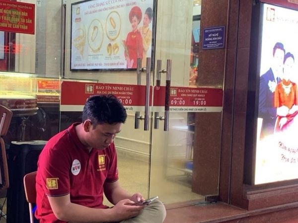 Vất vả mua vàng mùa cưới để 'trả nợ', khách chậm chân đành đi về tay không