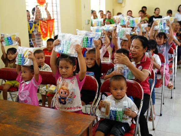 Chương trình 'Vượt thiên tai- Tiếp bước tương lai' của Vinamilk vượt cam kết 6 tỷ đồng hỗ trợ trẻ em vùng bão lũ