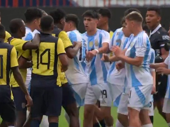 Cầu thủ trẻ Argentina và Ecuador đánh nhau như phim hành động