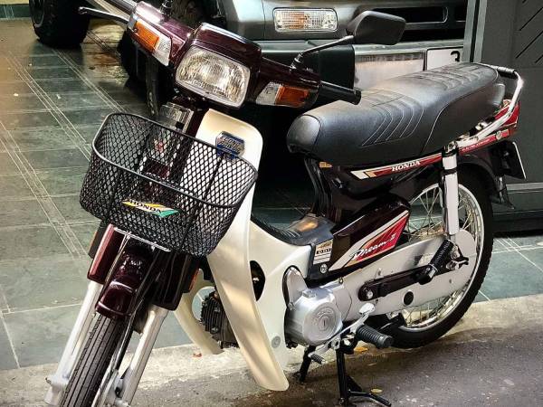 Honda Dream Thái đời 1997 giá 100 triệu đồng ở Hà Nội được dọn kỳ công như mới
