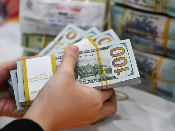 Giá USD tự do lao dốc