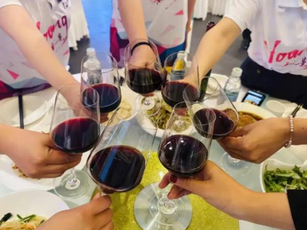 Đi họp lớp, thấy các bạn giàu sang, quyền cao chức trọng tôi hiểu ra: Hạnh phúc đến từ sự so sánh, và bất hạnh cũng vậy!