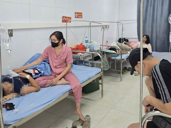 Hơn chục học sinh ở Hà Nội nghi ngộ độc sau khi uống nước ngọt