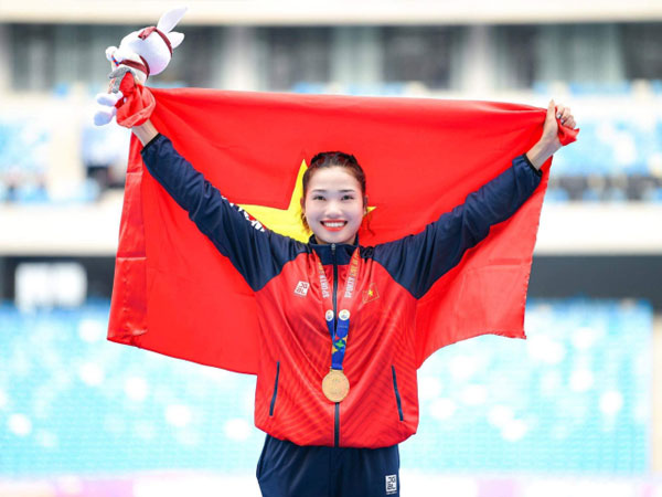 Nữ trung úy xinh đẹp từng hoãn cưới để giành HCV SEA Games lấy chồng quân nhân: Vừa sắm xế hộp sang, bụng bầu to vượt mặt