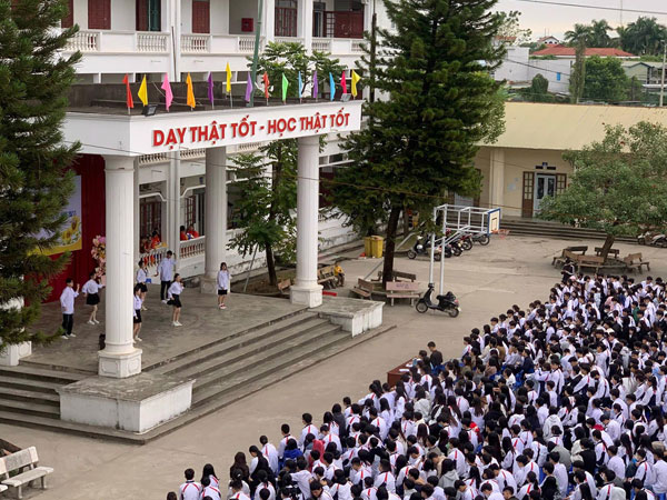 Phụ huynh điều khiển ô tô trong sân trường cuốn học sinh vào gầm xe