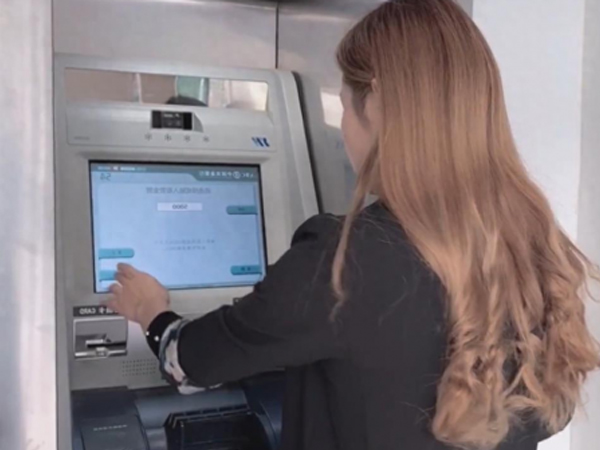 Bố gửi hơn 50 triệu đóng học phí, con gái tá hỏa khi ra ATM rút thấy chỉ còn 3.000 đồng: Ngân hàng thông tin 'Các giao dịch trừ tiền đều hợp lệ'