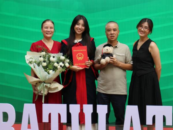 Đây là gia đình trí thức 'đỉnh lưu' MXH: Mẹ tiến sĩ, bố kỹ sư, chị gái 2 bằng thạc sĩ, em gái bác sĩ