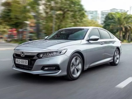Honda Accord lại giảm 220 triệu đồng, khó đuổi kịp Toyota Camry