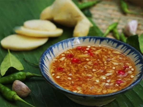 Người Việt cần bỏ ngay những sai lầm này khi dùng nước mắm, kẻo khiến thực phẩm mất chất và sinh độc cho cơ thể