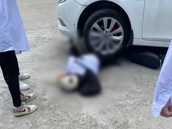 Phụ huynh cố tình đi ô tô vào trường, cán trúng học sinh: Thông tin về phương án giải quyết