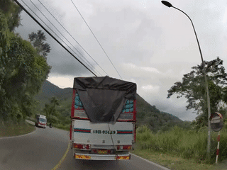 Xe tập lái vượt ngay tại khúc cua, suýt gây tai nạn trên đèo Bảo Lộc