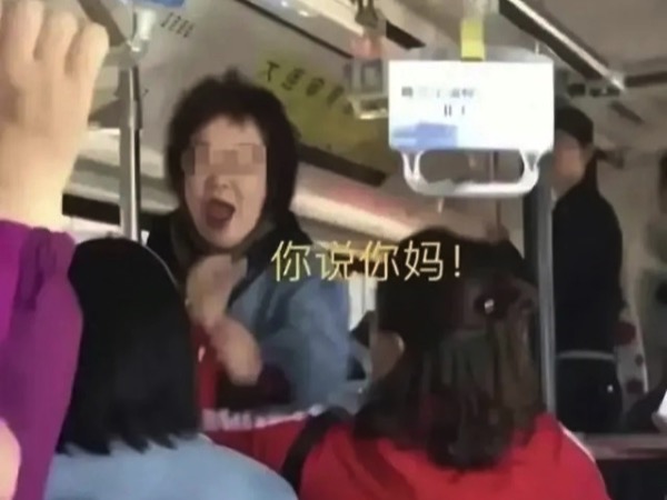 Tát nam thanh niên không nhường chỗ trên xe bus, cựu giáo viên tự đẩy mình vào bi kịch: Hối hận đã muộn!
