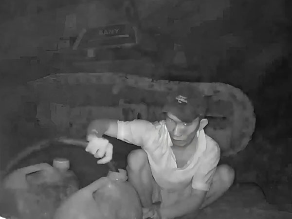 CLIP: Người đàn ông dùng chó cảnh giới hút trộm hàng ngàn lít dầu