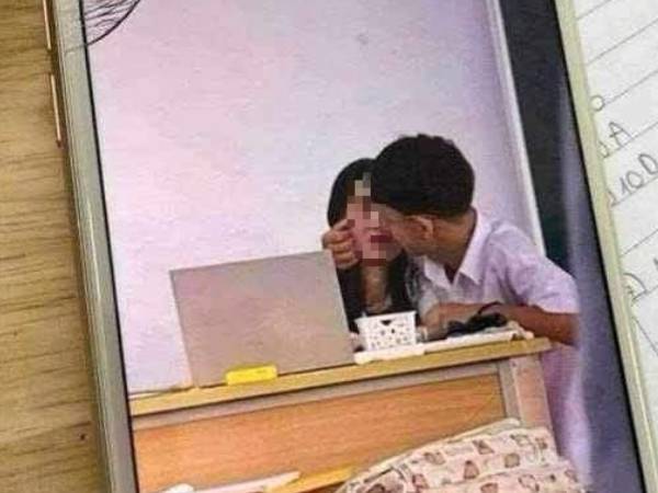 Nam sinh THPT có cử chỉ thân mật với nữ giáo viên trẻ: Là hành động 'bộc phát'