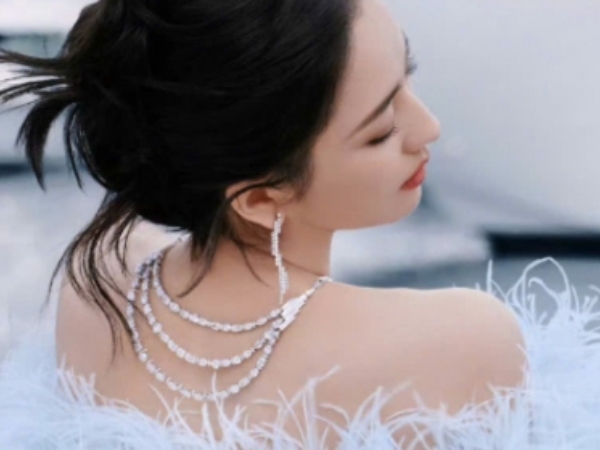 Mỹ nhân Tân Cương hàng đầu bị tố cặp kè quan chức, làm tú bà cho đường dây buôn bán tình dục trong showbiz