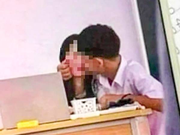 Vì sao nam sinh THPT có cử chỉ thân mật với nữ giáo viên trẻ?