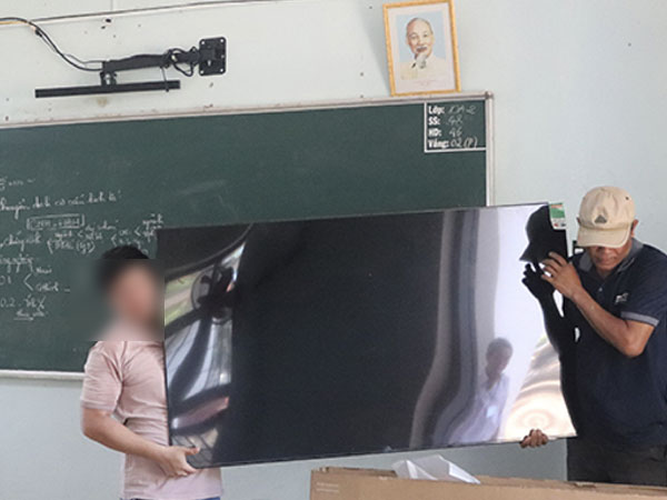 Huy động đóng góp sai quy định, một trường học phải tháo 5 tivi trả phụ huynh
