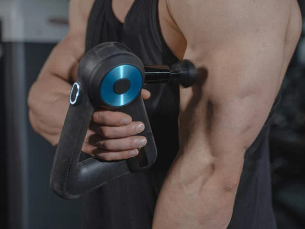 Bị lệch cả thủy tinh thể khi dùng súng massage đặt lên mắt
