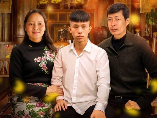 Thiếu niên Làng Nủ lặng người khi nhận bức ảnh phục dựng gia đình đầy đủ