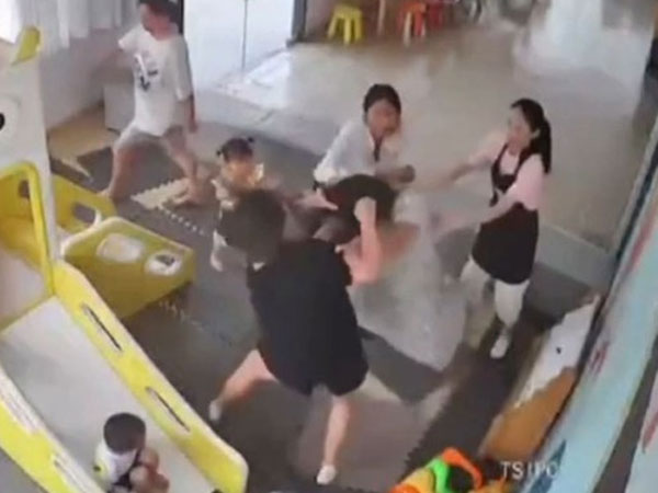 Clip: Con bị tát, 2 bà mẹ lao vào đánh nhau trong trường mẫu giáo