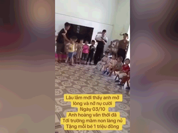 Anh Hoàng Văn Thới gửi tặng mỗi bé mầm non Làng Nủ 1 triệu đồng: 'Học thay phần con chú nghe chưa'