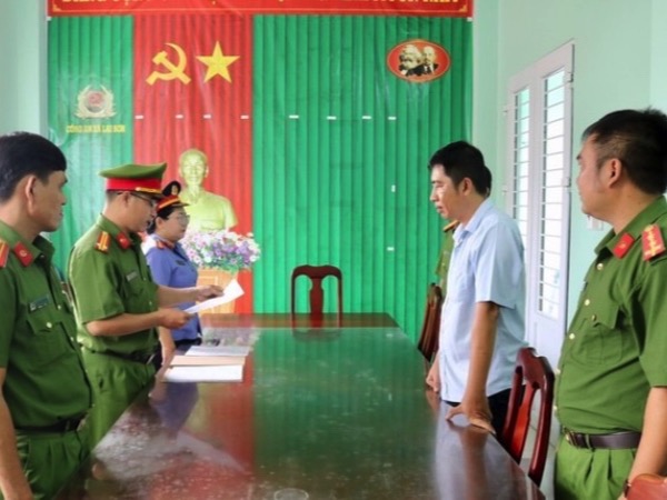 Cán bộ địa chính giúp người phụ nữ chiếm đoạt 32 tỷ đồng