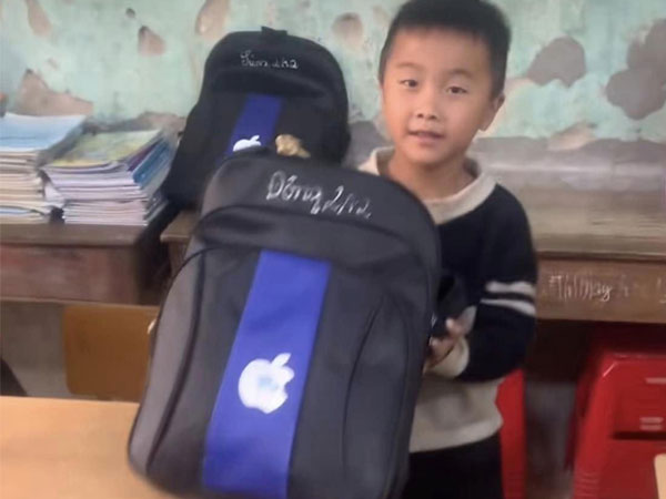 Món quà đầy ý nghĩa và hết sức đáng yêu của em bé dành cho cô giáo của mình khiến cư dân mạng vô cùng cảm động