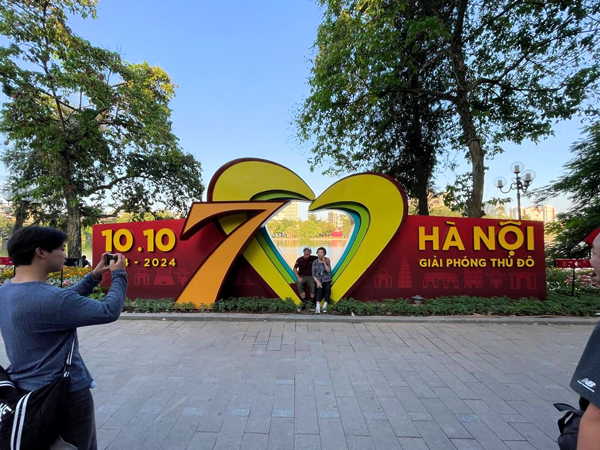 Hà Nội: Nhiều công trình tiêu biểu được tái hiện lại trên phố đi bộ Hồ Gươm