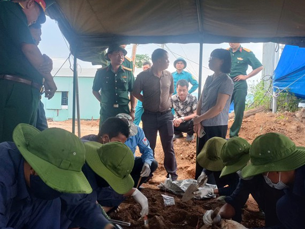 Đào móng làm nhà, phát hiện hố chôn tập thể nhiều hài cốt