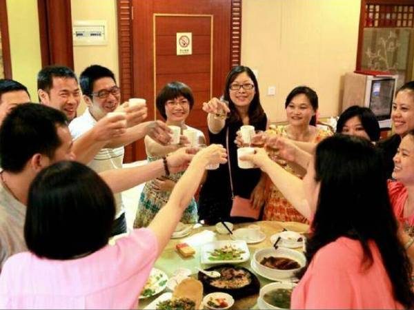 Bạn bè ở quê ai cũng có 2 căn nhà, 2 xe hơi, đến buổi họp lớp chàng trai biết sự thật khốc liệt