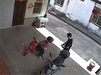 Bé trai bỏng nặng ở tay khi cắm chìa khóa xe điện