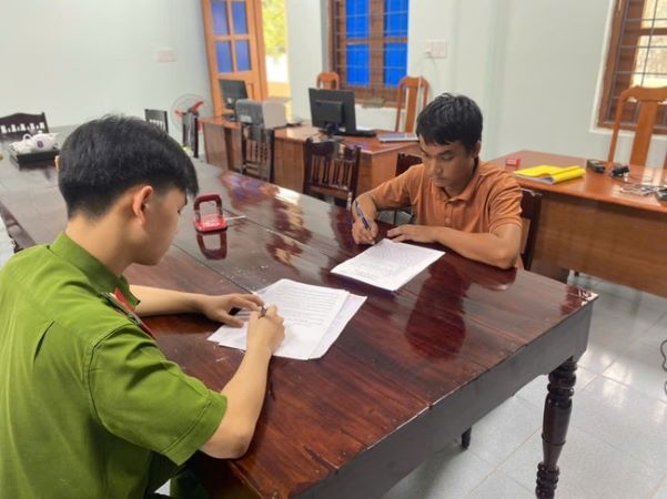 Bất ngờ với lai lịch của nam thanh niên 29 tuổi chuyên ngủ ở... gầm cầu