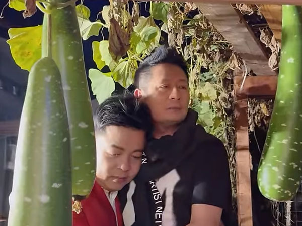 Quang Lê ôm chặt, tựa đầu vào Bằng Kiều, muốn tham gia Anh trai vượt ngàn chông gai