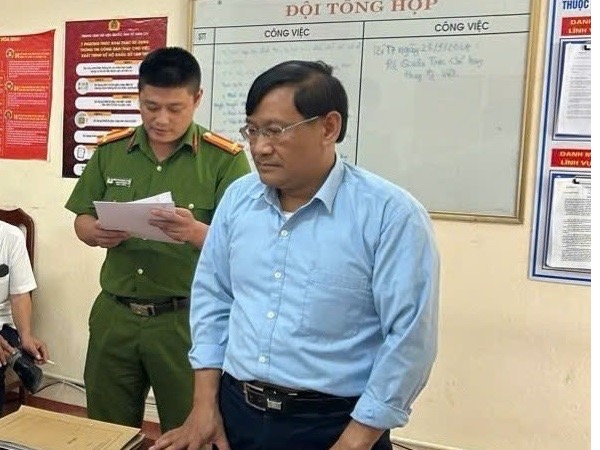 Bắt tạm giam một cán bộ ban quản lý rừng phòng hộ