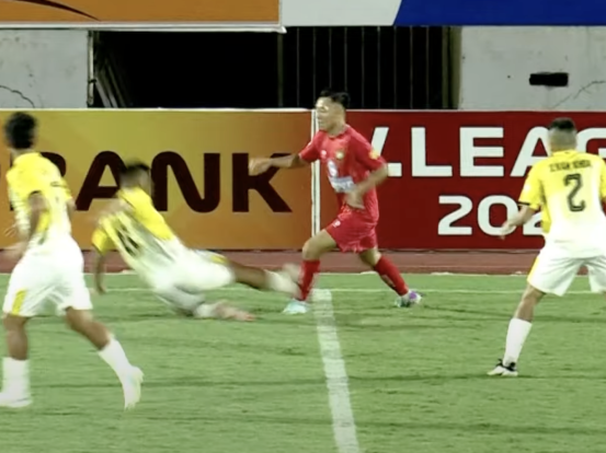Lạ kỳ V.League: Cầu thủ liên tục phạm lỗi 'rợn người', trọng tài liên tiếp rút thẻ sai