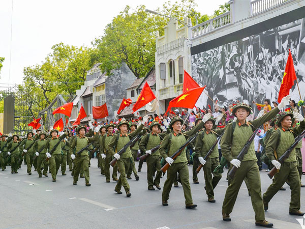 Tái hiện đoàn quân tiếp quản Thủ đô năm 1954 tại hồ Gươm