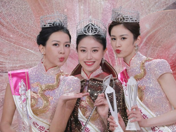 2 Á hậu kết bè phái cô lập, bắt nạt Tân Hoa hậu sau khi đăng quang