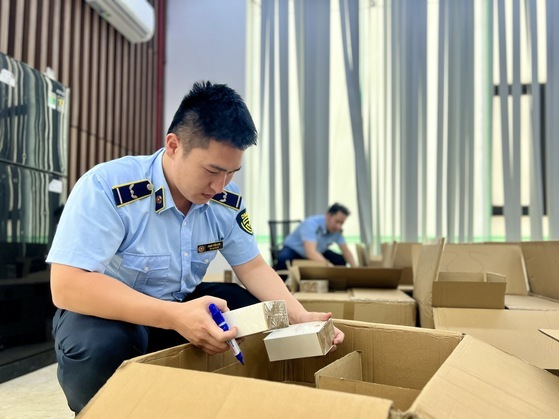 Cận cảnh kho hàng chứa 10.000 chai nước hoa nghi nhập lậu của nữ hot Tiktoker Phan Thuỷ Tiên