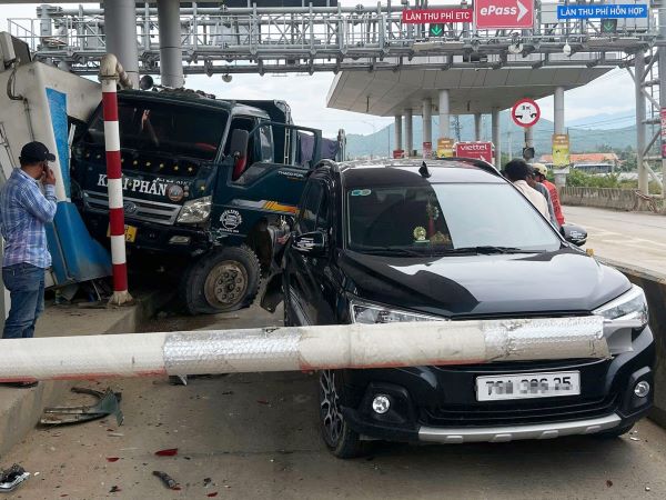 Xe tải tông ô tô khi vào trạm thu phí, 2 nhân viên bị thương