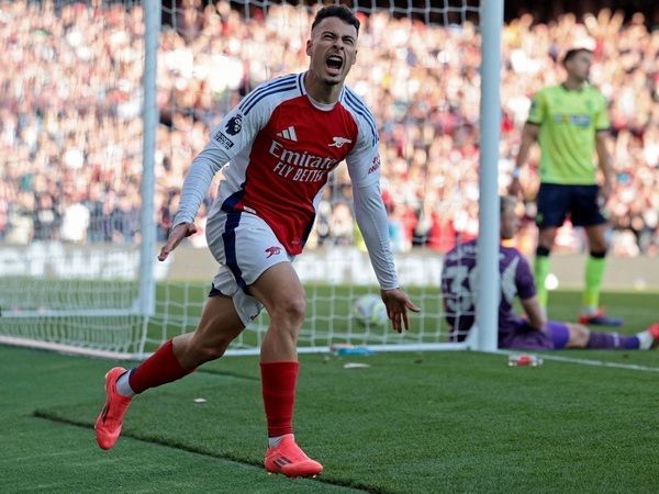 Arsenal, Man City ngược dòng thắng đậm trên sân nhà